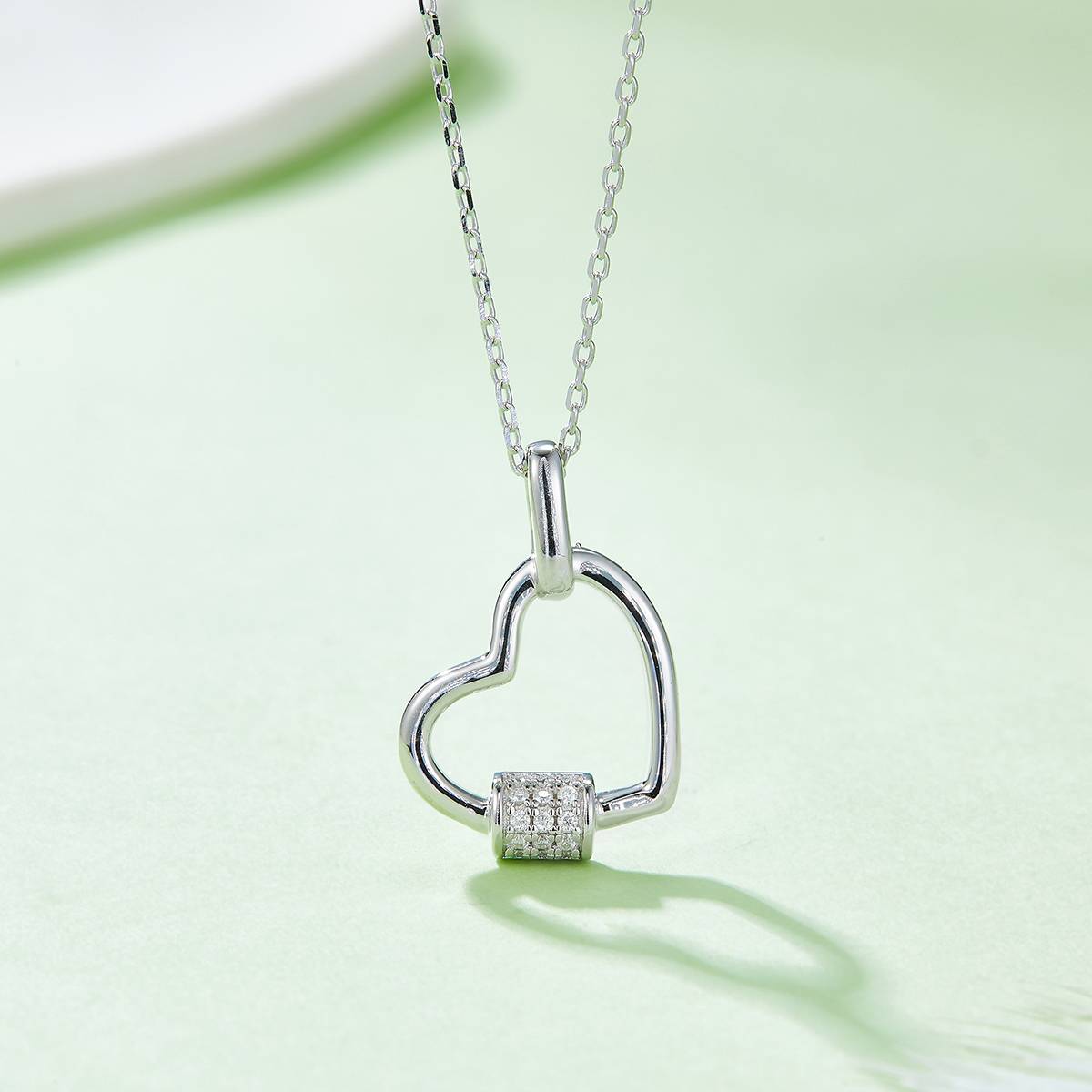 锁芯爱心吊坠S925银莫桑钻厘石D级0.1CT